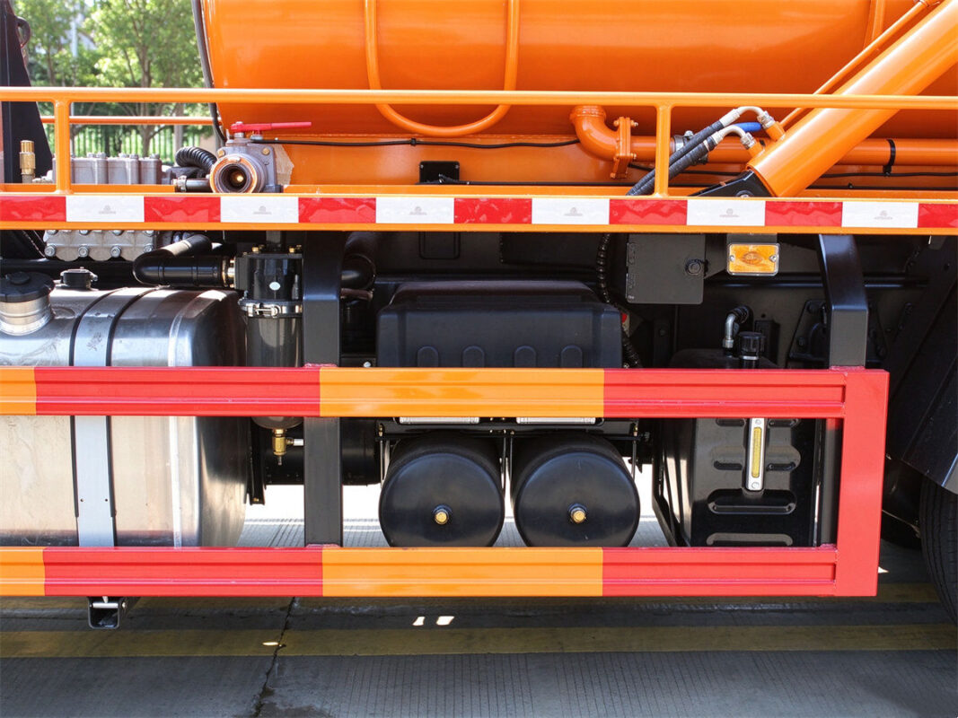 ISUZU 8 CBM Vacuum Sewer Jetting Truck Details (3)